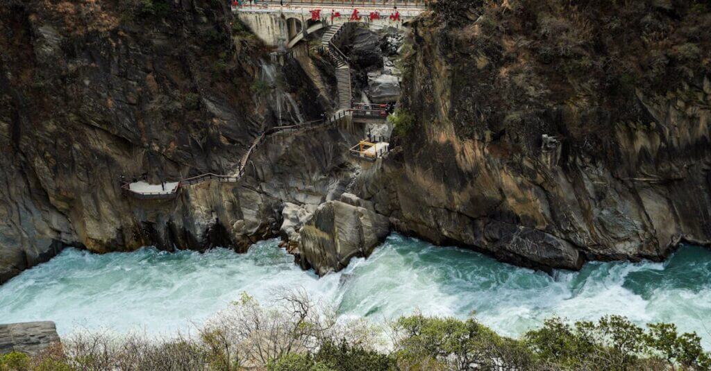 Uitzicht over de Tiger Leaping Gorge