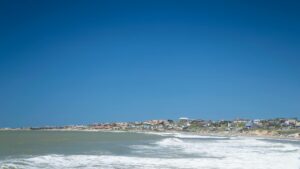 Strand en vissersbootjes bij Punta del Diablo