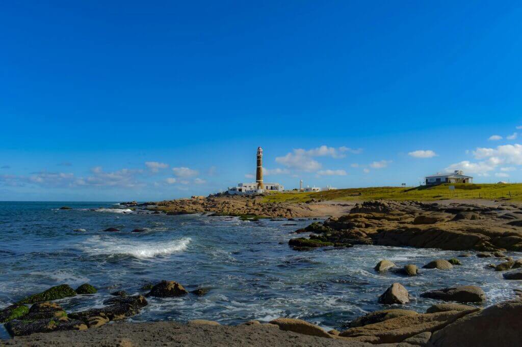 Vuurtoren en kustlijn van Cabo Polonio