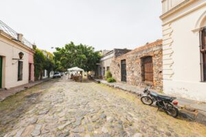 Kasseienstraatjes en koloniale architectuur in Colonia del Sacramento
