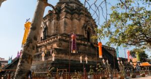Gouden tempel in Chiang Mai met uitzicht over de bergen