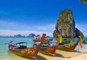 Kalksteenrotsen in het Cheow Lan meer in Khao Sok