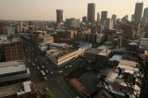 Skyline van Johannesburg met street art op de voorgrond