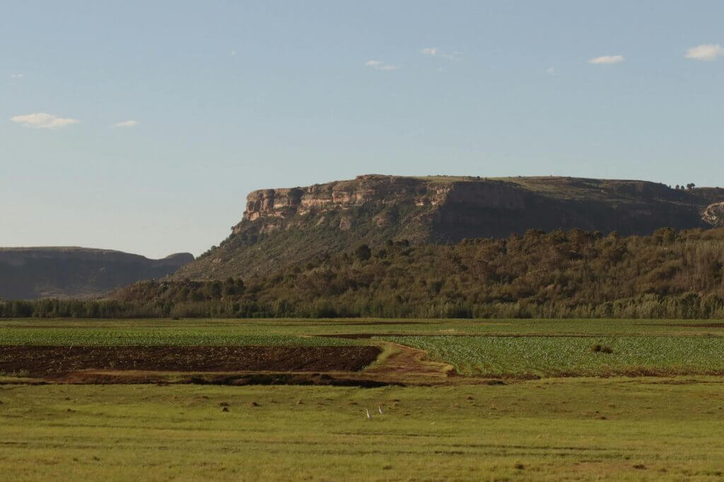 Ruig berglandschap in Lesotho met een herder te paard