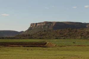 Ruig berglandschap in Lesotho met een herder te paard