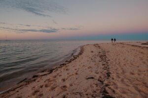 Helder water en rood zand in Shark Bay