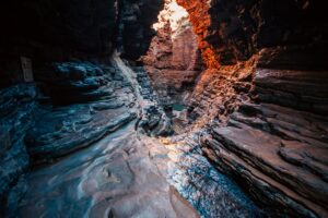 Zwemmen in een kloof in Karijini National Park