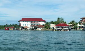 Houten steigers en helder water bij Bocas del Toro in Panama