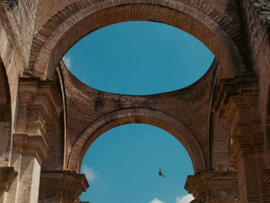 De Santa Catalina boog in Antigua met de vulkaan op de achtergrond