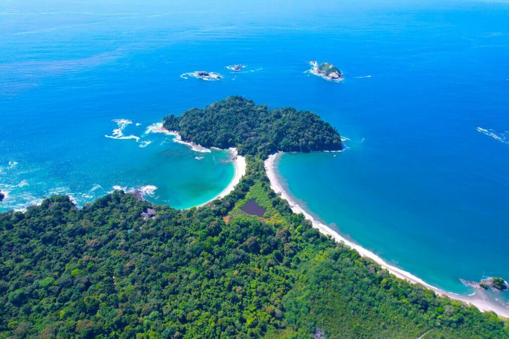 Uitzicht over de weelderige kustlijn en stranden van Manuel Antonio National Park