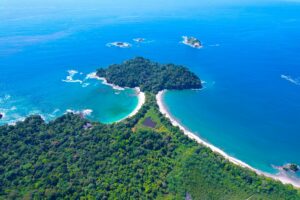 Uitzicht over de weelderige kustlijn en stranden van Manuel Antonio National Park