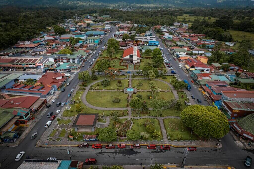 De Arenal vulkaan torent uit boven het weelderige groene landschap van La Fortuna