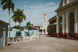Kasseienstraat met pastelkleurige huizen in Trinidad
