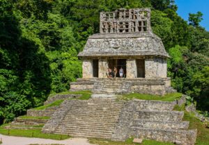 De Maya ruïnes van Palenque in de jungle