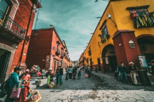 Kleurrijke straat in het centrum van Oaxaca