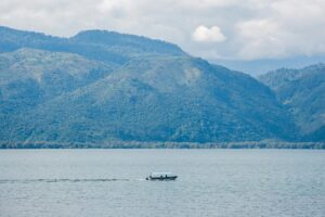 Mistig uitzicht over Lago de Yojoa in Honduras
