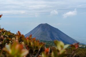 Het groene kratermeer van de Santa Ana vulkaan in El Salvador