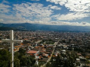 Uitzicht vanaf een vulkaan boven de wolken in de hooglanden van Guatemala