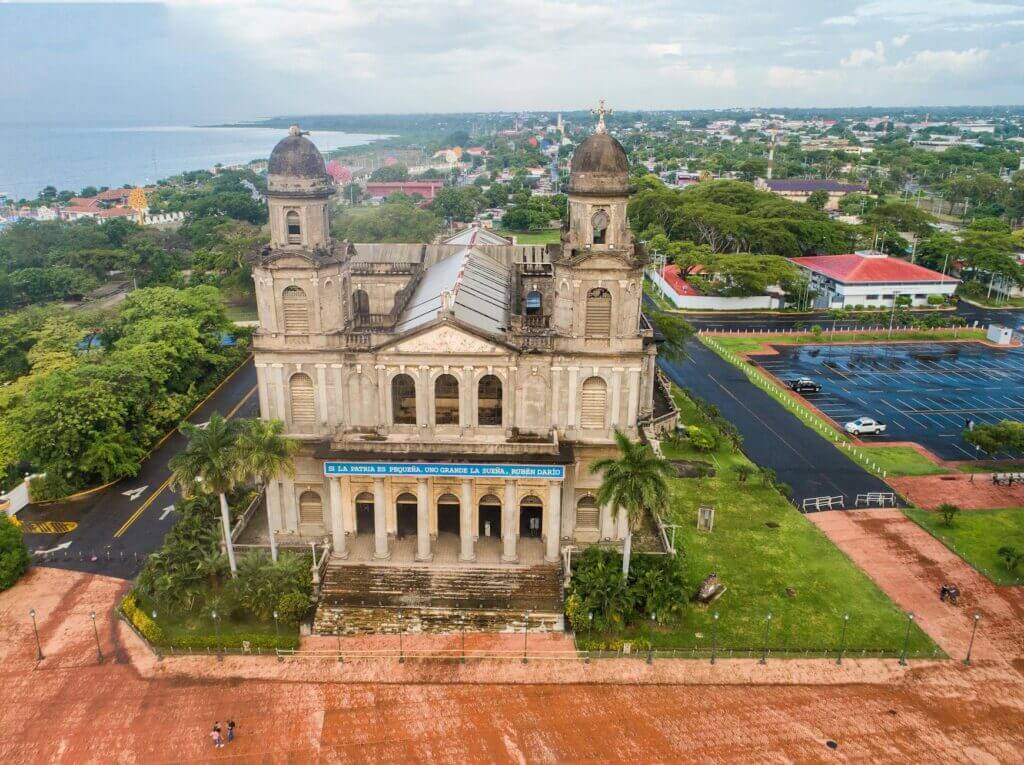 Het witte dak van de kathedraal in Leon, Nicaragua