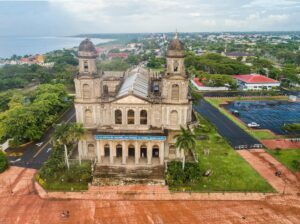 Het witte dak van de kathedraal in Leon, Nicaragua