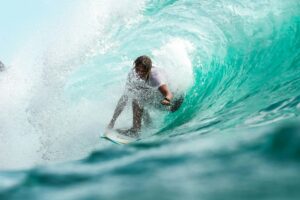 Surfer in de golven bij Agnes Water