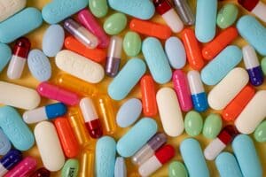 Een verzameling van verschillende pillen en capsules