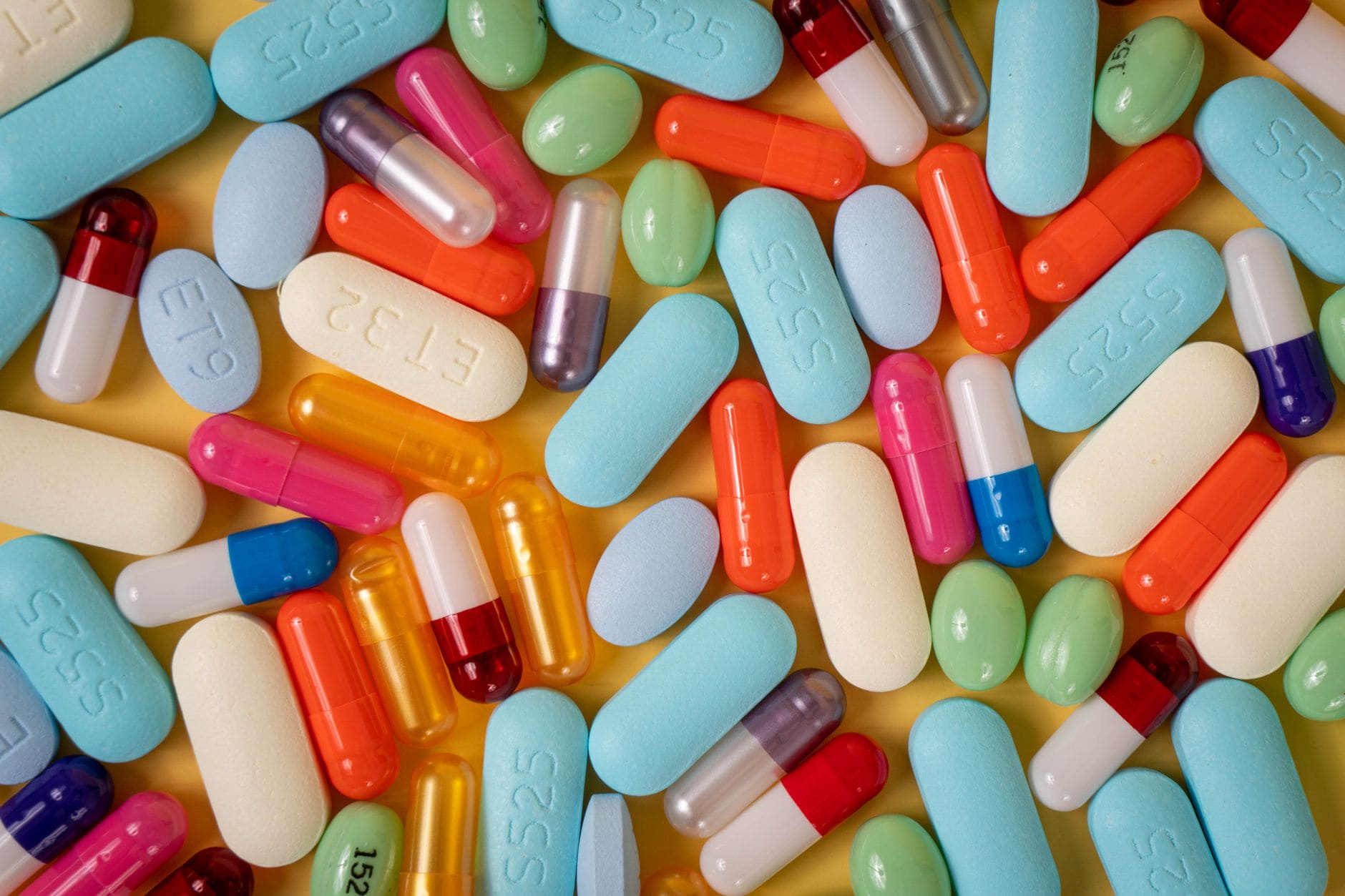 Een verzameling van verschillende pillen en capsules